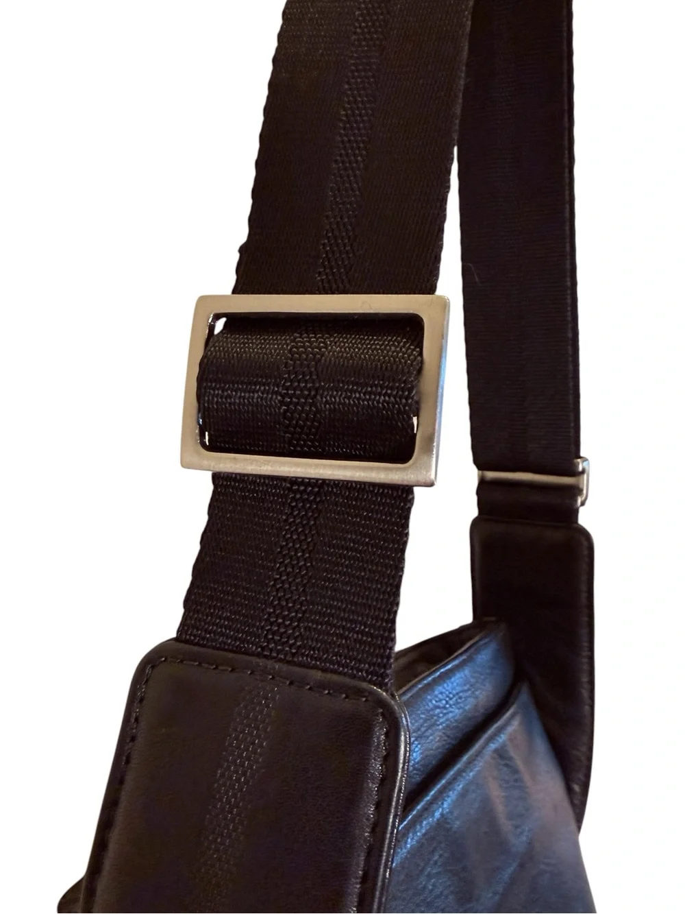 Tumi Minimalist Durable Black Leather Messenger Crossbody Travel Commuter Bag